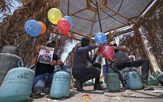 Hamas thời gian gần đây liên tục thả bóng bay chứa chất gây cháy sang lãnh thổ Israel.