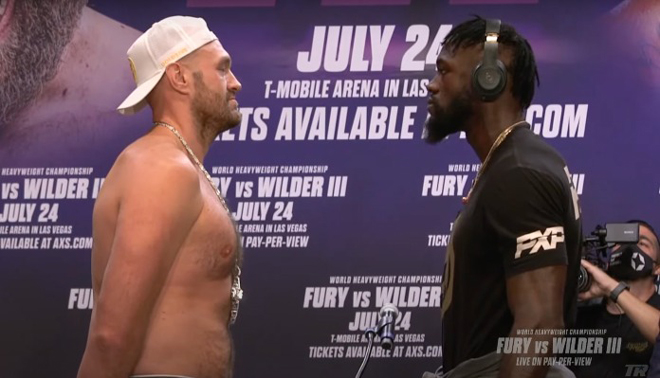 "Gã hề" Fury (trái) không sao khiêu khích được Wilder, bởi đối thủ đeo tai nghe