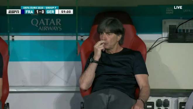 Các ống kính máy quay truyền hình ghi được hình ảnh HLV Joachim Low hành động "mất vệ sinh" trên băng ghế huấn luyện khi ĐT Đức đang chơi bế tắc khi bị các vị khách Pháp dẫn bàn