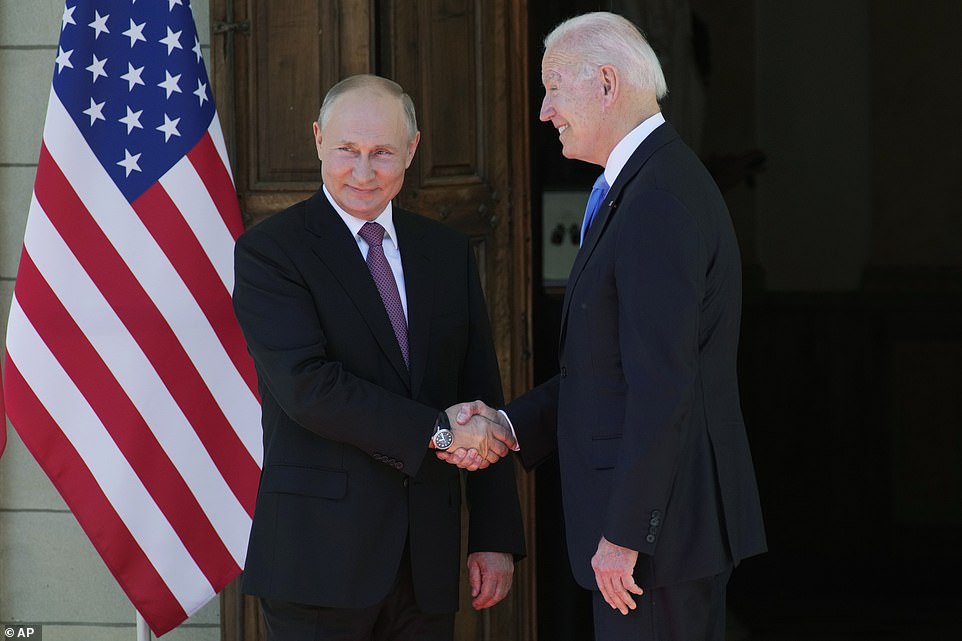 Hai nhà lãnh đạo Nga và Mỹ bắt tay nhau tại Geneva, Thụy Sĩ.
