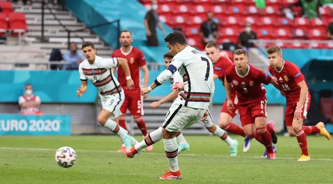 Ronaldo ghi bàn vào lưới Hungary