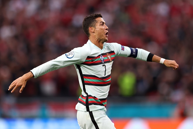 Ronaldo ăn mừng bàn thắng vào lưới Hungary