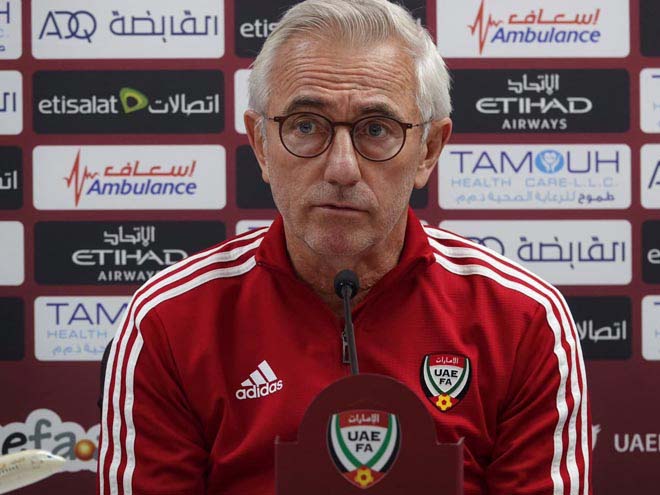 HLV Bert van Marwijk ở buổi họp báo