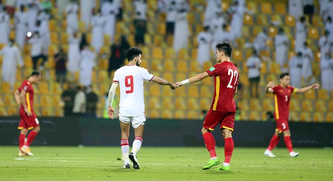 ĐT Việt Nam chơi bùng nổ cuối trận và có 2 bàn thắng trên sân Zabeel vào lưới đội chủ nhà UAE