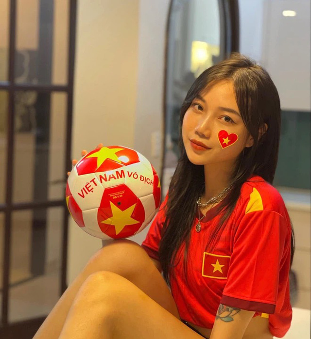 Vén áo khoe eo thon, streamer Cô Chíp "cháy" cùng nhịp đập bóng đá.