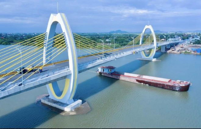 Cầu Quang Thanh có chiều dài 536m, rộng 12m, gồm 10 nhịp, tải trọng thiết kế HL93, kích thước khoang thông thuyền là 50mx9,5m. Đây là dự án nhóm B, công trình giao thông cấp I