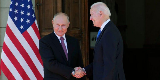 Tổng thống Mỹ Joe Biden và Tổng thống Nga Putin tại hội nghị thượng đỉnh đầu tiên giữa hai nhà lãnh đạo tại Geneva, Thụy Sĩ, hôm 16-6. Ảnh: AP