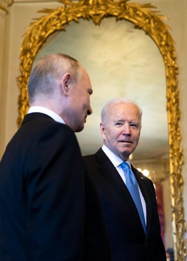 Hai ông Putin - Biden trong cuộc gặp ở Geneva (Thuỵ Sĩ). Ảnh: AP