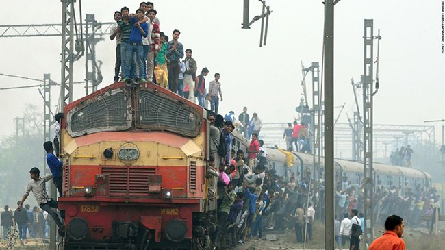 Đường sắt Ấn Độ: Là quốc gia đông dân thứ 2 trên thế giới, nên ​​tất cả các hình thức giao thông công cộng ở Ấn Độ đều quá tải. Để tránh bị chậm trễ, hành khách ở Ấn Độ đã tìm kiếm mọi cách thay thế để đi làm. Ngồi trên nóc  hoặc bám vào thành xe lửa đã trở thành một hình ảnh quen thuộc tại đây.
