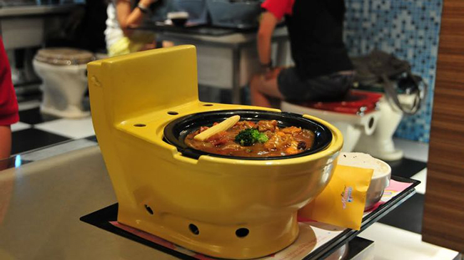 Ăn trong nhà vệ sinh: Ở Đài Loan, có một nhà hàng tên là “Nhà vệ sinh hiện đại”. Mọi thứ trong nhà hàng đều theo chủ đề nhà vệ sinh, chỗ ngồi là nhà vệ sinh thật, đồ uống của bạn được phục vụ từ bồn tiểu mini, bàn có hình bồn cầu...
