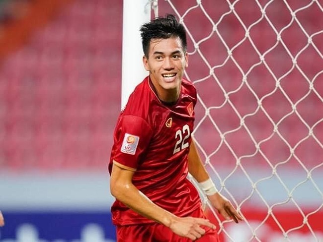Những ngày qua, cầu thủ Tiến Linh trở thành tâm điểm chú ý của cộng đồng mạng bởi những pha ghi bàn đẹp mắt và phong thái ổn định trong màu áo đội tuyển Việt Nam tham dự giải đấu World Cup 2022.
