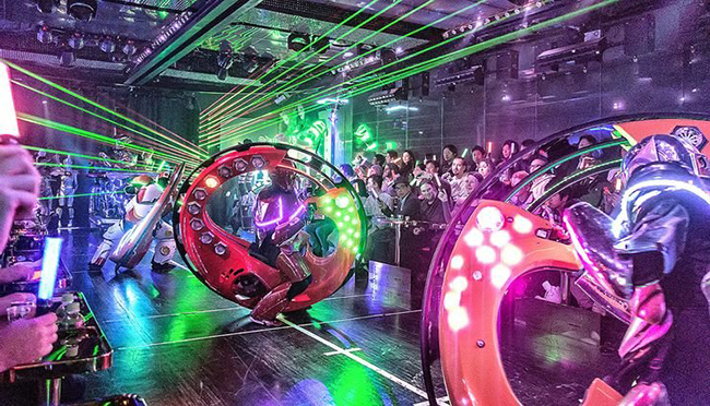 Nhà hàng Robot: Nhà hàng Robot được mở tại khu giải trí về đêm Shinjuku ở Tokyo với đèn laze, robot, quán rượu, khiêu vũ, âm nhạc và thậm chí cả khủng long. 
