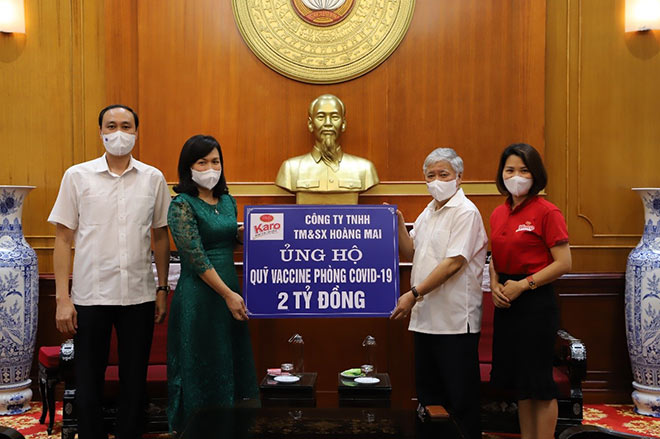 Đại diện Công ty TNHH Thương mại và Sản xuất Hoàng Mai – nhãn hàng Karo chuyển ứng trước số tiền 2 tỷ đồng trong lễ trao tặng với UBTW MTTQ Việt Nam.