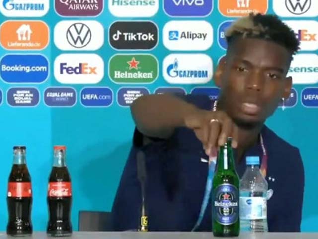 Pogba bỏ chai bia&nbsp;Heineken khỏi bàn họp báo