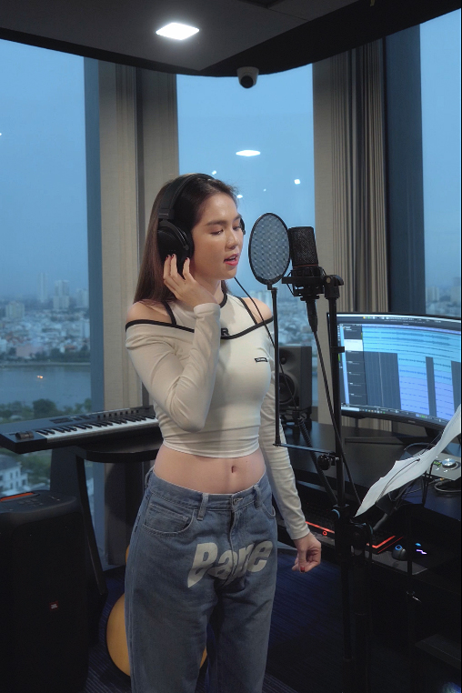 Ngọc Trinh trong phòng thu chuẩn bị cho ca khúc "Ta Yêu Nhau Đi"
