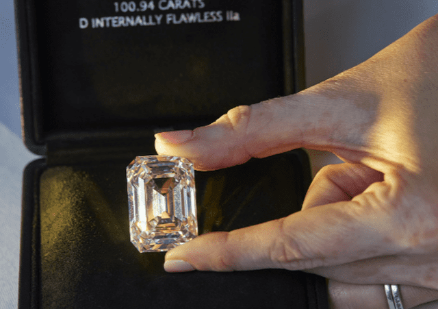 Viên kim cương không màu &#34;hàng khủng&#34;, giá bán ra gần 500 tỷ đồng - 1