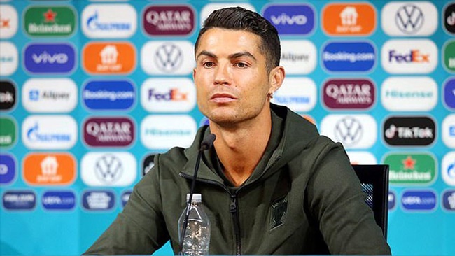 Khi Euro mới khởi tranh, Cristiano Ronaldo đã khiến cho dân mạng chú ý với việc để chai nước của Coca-Cola sang một bên. Điều này khiến giá trị thương hiệu của hãng này giảm 4 tỷ USD, do giá cổ phiếu đi xuống.

