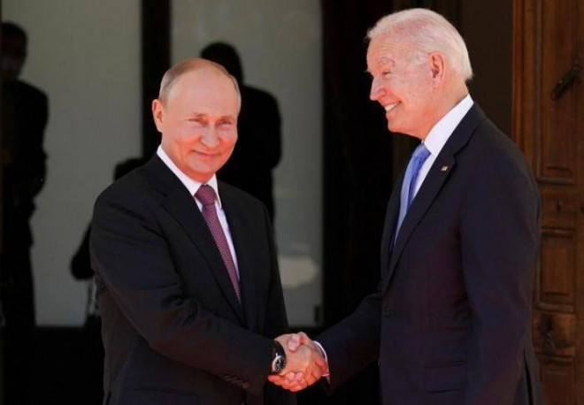 Tổng thống Nga Vladimir Putin bắt chặt tay với người đồng cấp Mỹ Joe Biden trước cửa biệt thự cổ Villa La Grange nơi diễn ra sự kiện thượng đỉnh