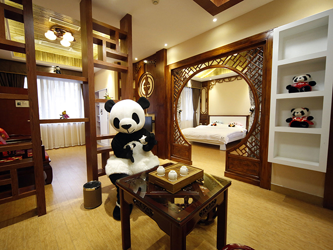  Panda Inn, Trung Quốc: Khách sạn Inn được thiết kế để nâng cao nhận thức về nạn săn trộm gấu trúc và tình trạng mất môi trường sống của chúng. Có hơn 30 phòng nghỉ dưỡng, tất cả đều khác nhau và thậm chí một số nhân viên còn ăn mặc như gấu trúc. 
