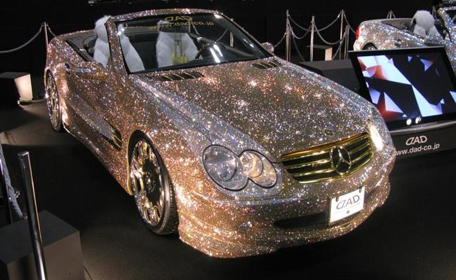 Trong bộ sưu tập xe hơi của hoàng tử Al Waleed bin Tala, độc đáo nhất phải kể đến chiếc xe Mercedes Benz SL 600 nạm kim cương.
