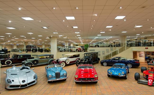 Hoàng tử Rainier III của Công quốc Monaco cũng góp mặt trong danh sách những hoàng tử đam mê siêu xe. Bộ sưu tập xe của Hoàng tử Monaco là nơi quy tụ những chiếc xe cổ kính và quý hiếm nhất trên thế giới. 
