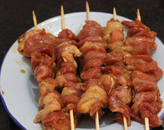 Khi cuốn xong thì lấy tay nắn đều cho xiên thịt tròn đều (Ảnh&nbsp; minh&nbsp; hoạ)