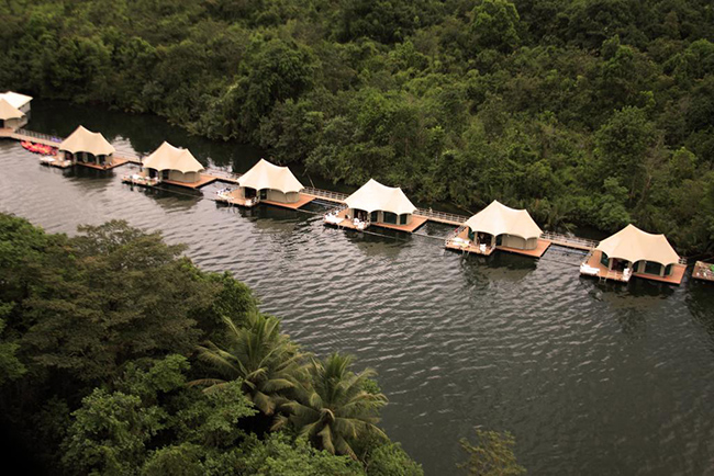 4 Rivers Floating Lodge, Koh Kong, Campuchia: 4 Rivers Floating Lodge là một trong những nơi nghỉ dưỡng đẹp nhất ở Châu Á. Khách sạn đẹp như tranh vẽ này bao gồm 12 nhà gỗ kiểu lều nằm trên sông Tatai yên tĩnh.&nbsp;
