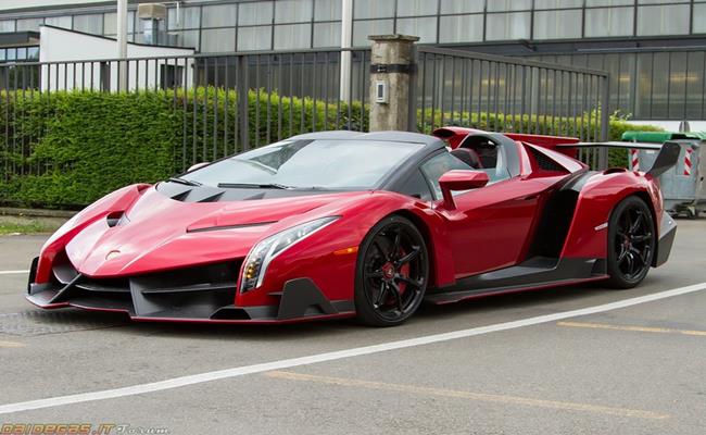 Trong đó, chiếc siêu xe Lamborghini Veneno Roadster được sơn màu đỏ và có giá lên đến 4,5 triệu USD (103 tỷ đồng).&nbsp;
