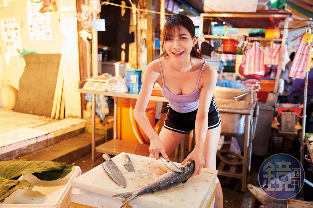 "Hot girl bán cá" Liu Peng Peng nổi tiếng trên mạng xã hội nhờ hình ảnh mặc hở bán cá.