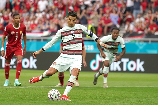 Ronaldo là 1 trong 2 cầu thủ hiếm hoi thành công trên chấm 11m&nbsp;tại EURO 2020