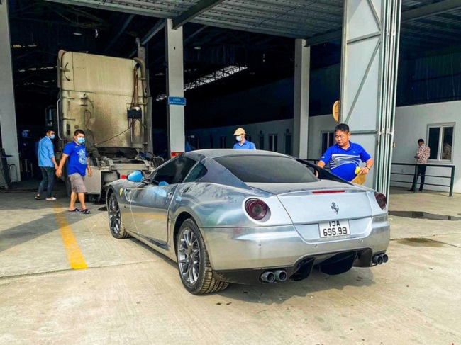 Chiếc Ferrari màu xám với biển số đẹp lộ diện khiến cộng đồng mạng xôn xao trong mấy ngày qua