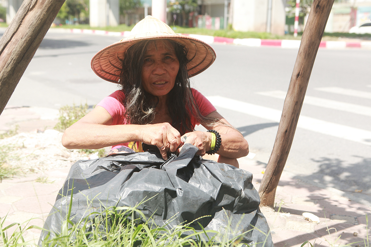 Còn với bà Hồ Thị Huyền, 75 tuổi, một người nhặt ve chai&nbsp;sống lang thang dưới gầm đường sắt trên cao than thở: “Giờ&nbsp;số lượng ve chai ở ngoài đường cũng ít nên thu nhập giảm, ngày may ra kiếm được 50.000 đồng”.