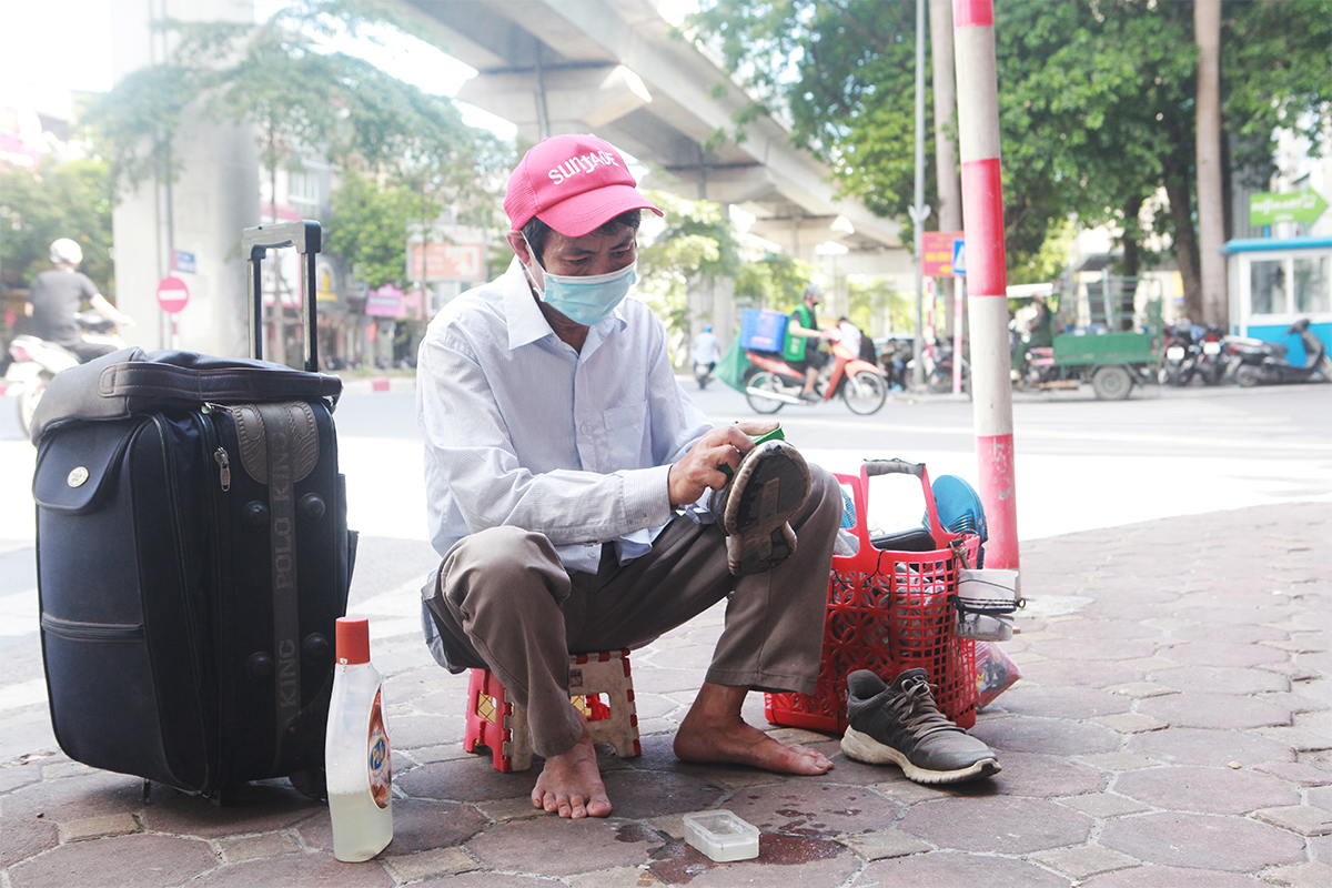 Các quán cà phê, nhà hàng… đóng cửa nên những người đánh giày cũng về quê hay bỏ nghề, hiếm hoi lắm mới nhìn thấy một người đánh giày trên phố Hà Nội trong những ngày này. “Dịch bệnh nên những người đồng nghiệp về quê hết, một số có sức khỏe chuyển qua nghề khác còn mình sức khỏe yếu nên đành bám trụ với nghề này”, anh Long (quê Thanh Hóa) nói.