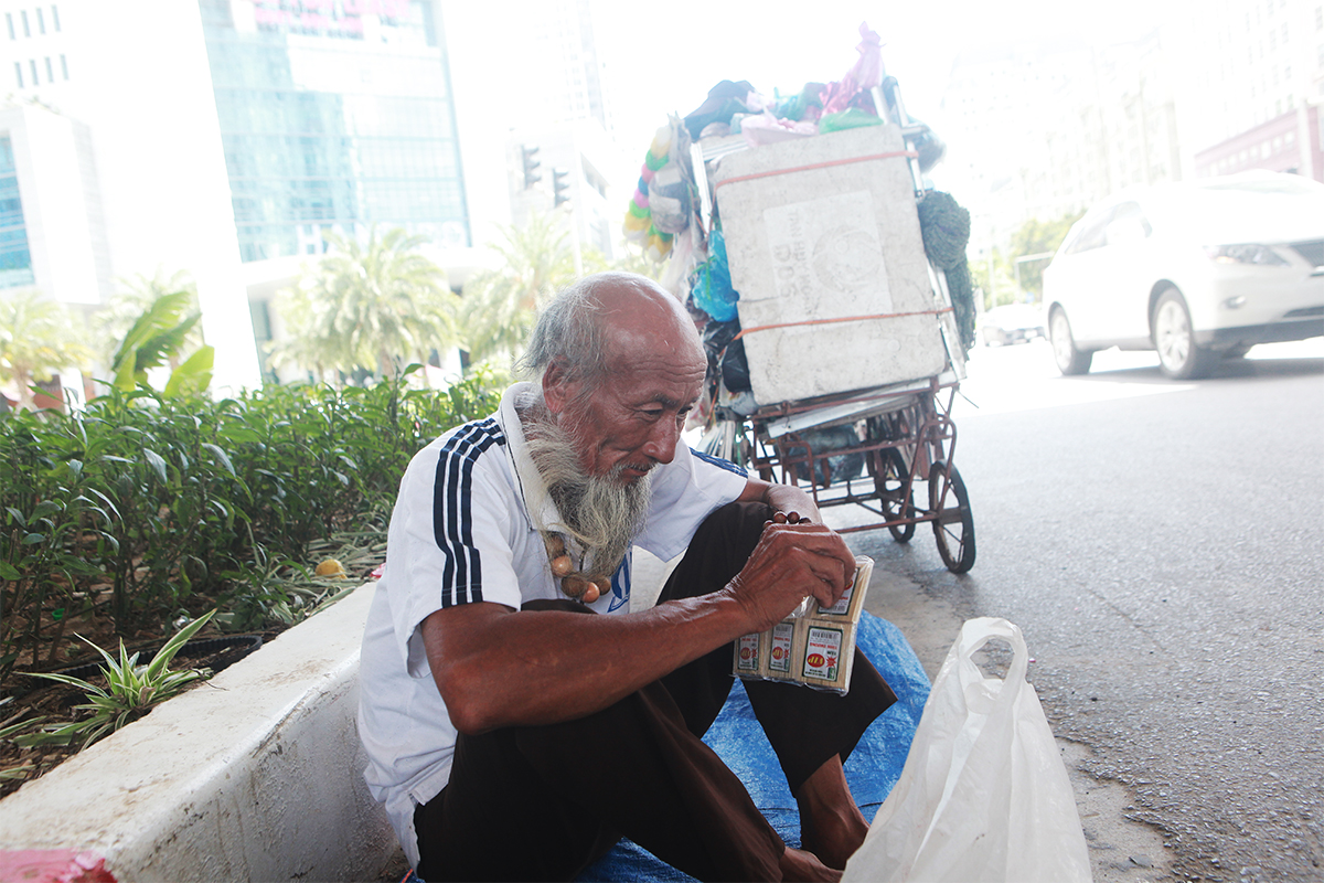 Lo lắng là tâm trạng chung của người dân Hà Nội trong những ngày này bởi dịch bệnh không chỉ ảnh hưởng đến sức khỏe mà còn tác động trực tiếp đến đời sống của nhiều gia đình, nhất là những lao động tự do như bán hàng rong, nhặt rác… Ngồi dưới đường Phạm Hùng (quận Cầu Giấy) tránh nắng, ông Đường Như Hòa, 78 tuổi (quê Hưng Yên)&nbsp;không giấu được sự mệt mỏi vì nắng nóng và bán hàng rong&nbsp;ế ẩm.