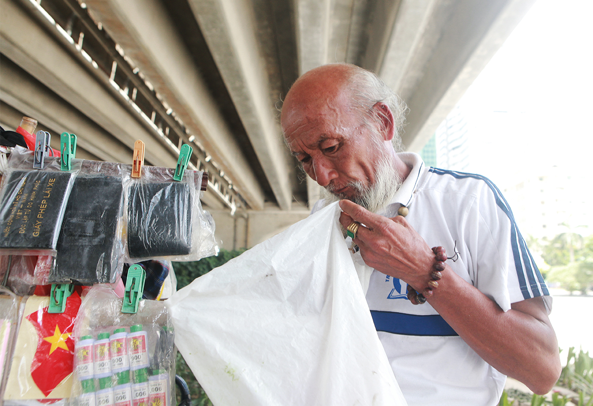 “Hàng quán đóng cửa, người dân hạn chế ra đường vì dịch và nắng nóng nên những ngày này thực sự khó khăn đối với tôi. Trong phòng trọ 10 người cùng nghề đã có 7 người bỏ nghề, họ về quê gần một năm nay rồi, tôi cố gắng đi bán, ngày kiếm mấy chục đủ tiền ăn, tiền trọ…”, ông Hòa nói.