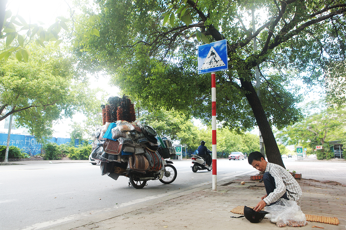 Anh Nguyễn Văn Hưng, 45 tuổi, quê Hưng Yên bán hàng rong&nbsp;cho biết, anh lên Hà Nội 20 năm nay nhưng chưa khi nào thấy khó khăn như những ngày này, dịch bệnh khiến&nbsp;lái taxi không chạy nên anh cũng không bán được hàng. Trước đây, một&nbsp;ngày anh kiếm 500.000 – 600.000 đồng, nay thu nhập của anh giảm đi 1/3.