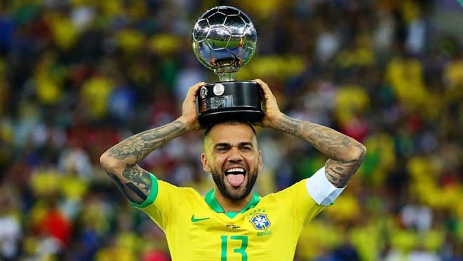 Dani Alves đã giành được đến 43 danh hiệu tập thể cùng ĐT Brazil và nhiều CLB tên tuổi ở châu Âu