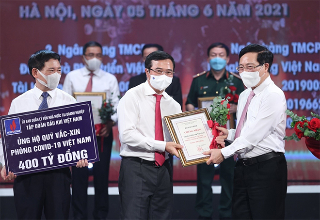 Chủ tịch HĐTV Petrovietnam Hoàng Quốc Vượng trao ủng hộ 400 tỷ cho quỹ Vaccine phòng chống Covid-19