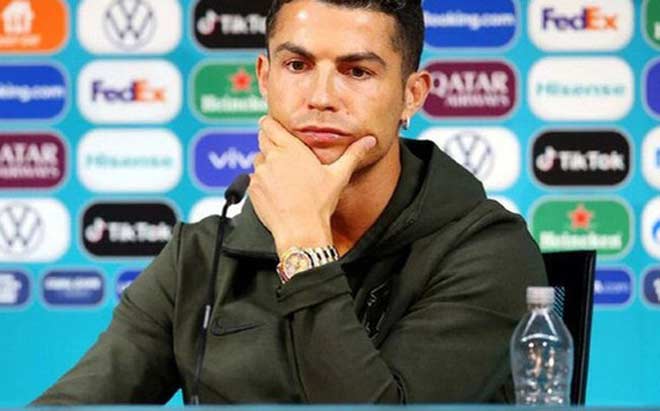 Ronaldo tẩy chay đồ uống có ga là đối tác làm ăn lâu năm của UEFA và ưu tiên uống nước lọc để thanh lọc cơ thể