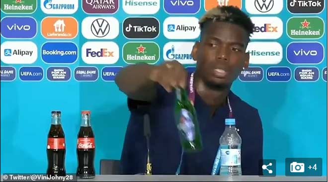 Pogba cũng học theo CR7 loại bỏ chai bia trong một buổi họp báo ở EURO năm nay