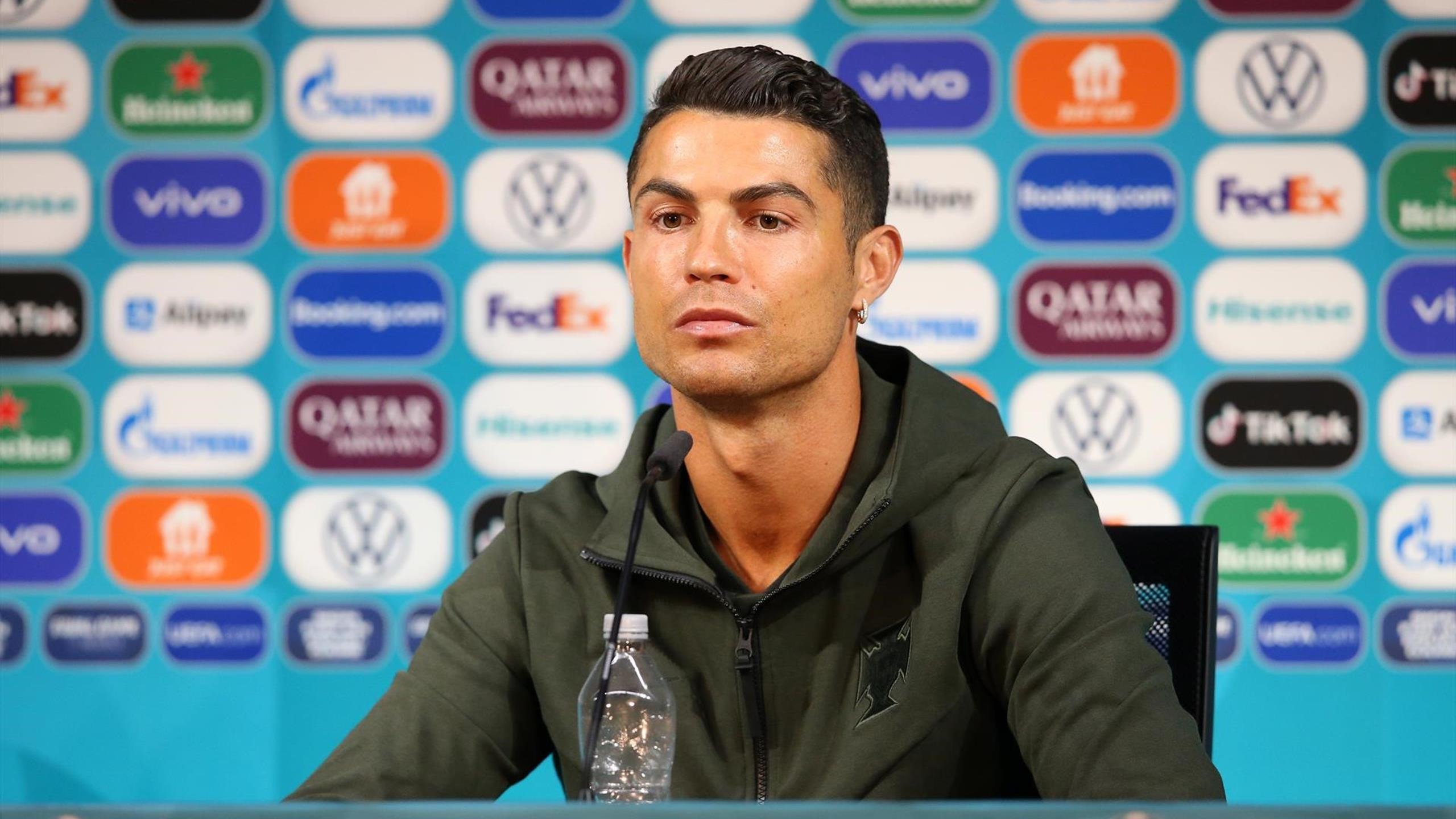 Cristiano Ronaldo thay thế hai chai nước có ga trên bàn bằng nước lọc.
