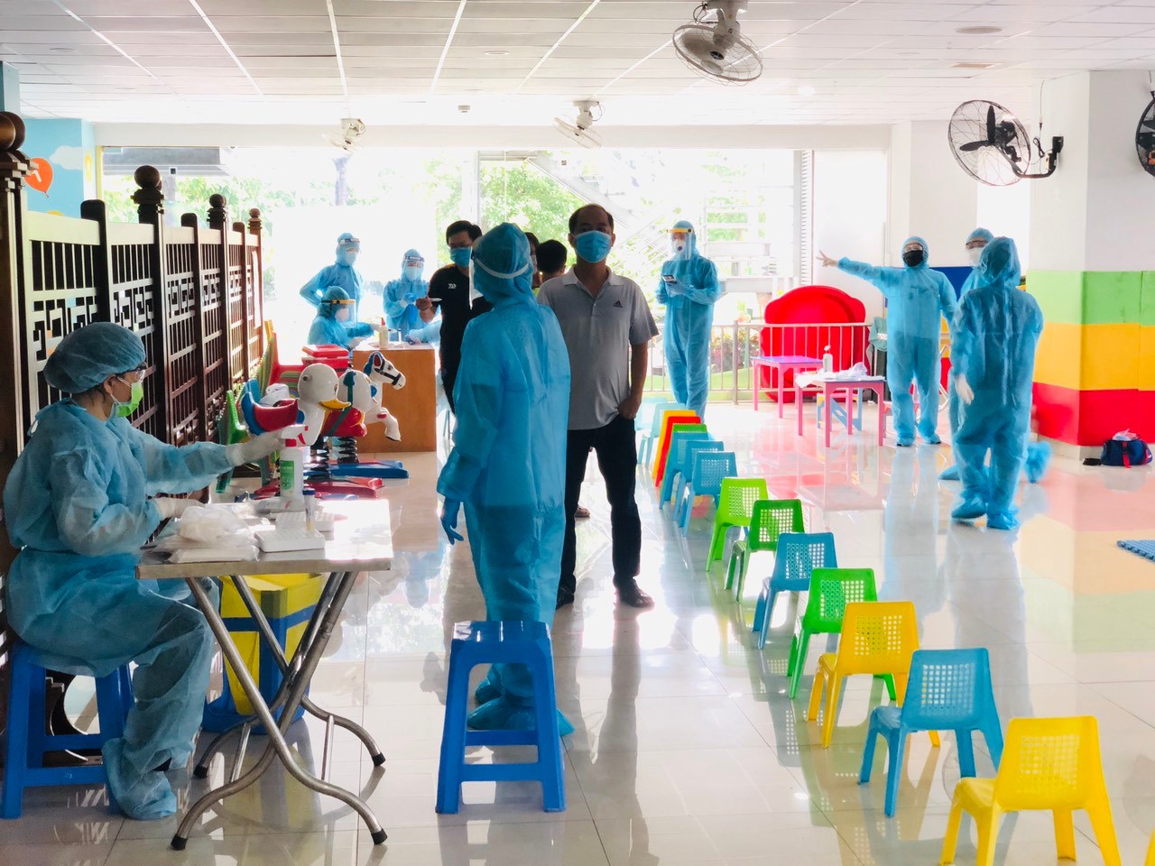 Ngành y tế TP.HCM lấy mẫu xét nghiệm tầm soát COVID-19