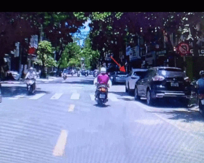 SỐC: Đi xe máy sang đường giao nhau, phanh gấp khiến người ngồi sau ngã sấp mặt - 1