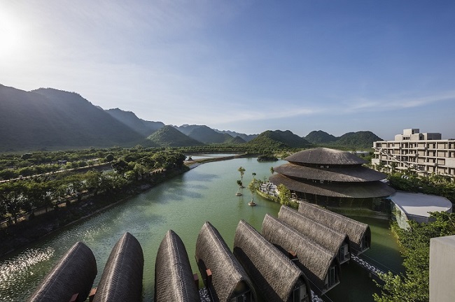 Vedana là một phần trong phức hợp nghỉ dưỡng Vedana Resort. Công trình có diện tích bằng mái là 1051 m2, với bán kính mái lớn nhất là 18.3 m.
