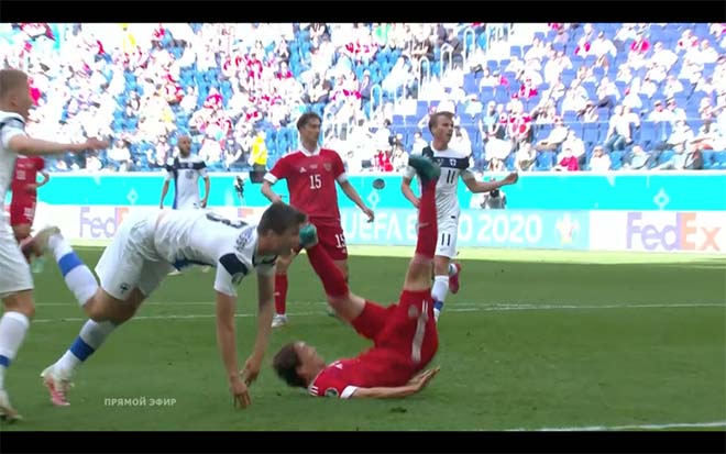 Cú ngã vô cùng nguy hiểm của Mario Fernandes