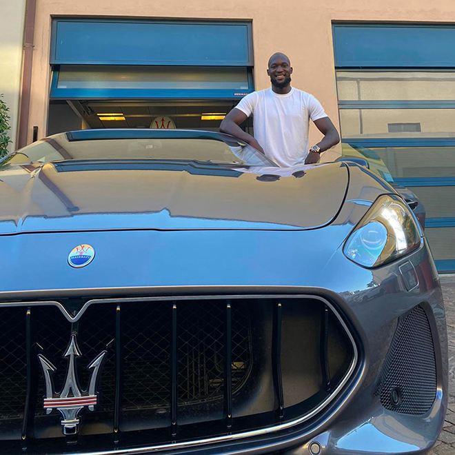 Romelu Lukaku chụp ảnh cùng chiếc xe thể thao mui trần Maserati GranCabrio tậu vào hồi tháng 7/2020