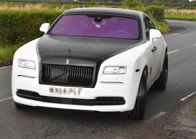 Rolls-Royce Wraith giá hơn 250.000 bảng Anh là chiếc xe đắt nhất trong garage của Lukaku. Màu sắc ban đầu của xe là đen trắng, sau đó tiền đạo này đã phủ lại toàn bộ trong màu đen mờ trước khi tô điểm thêm màu đỏ ở một số bộ phận.