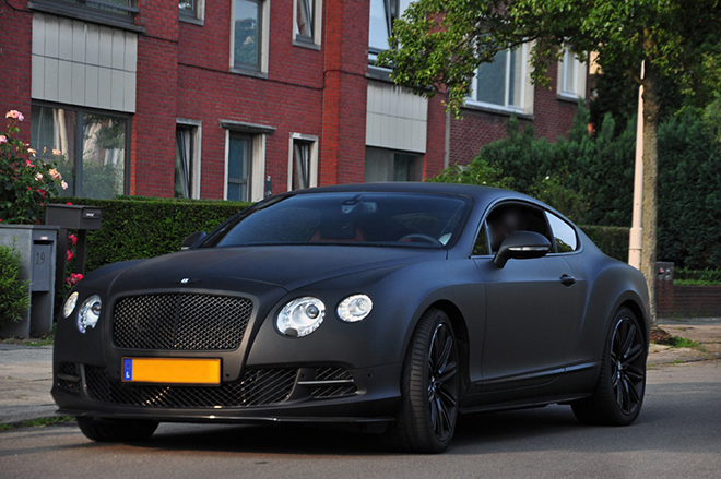 Bentley Continental GT Speed đời 2012 với tone đen mờ trị giá 200.000 bảng Anh. Romelu Lukaku mua chiếc xe này từ hồi còn khoác áo Everton, sau đó&nbsp;đã bán đi khi anh chuyển sang thi đấu cho Quỷ Đỏ.