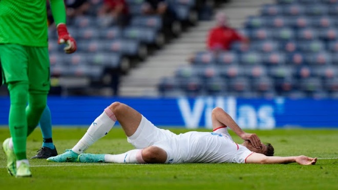 Patrik Schick nằm sân sau pha va chạm với Dejan Lovren