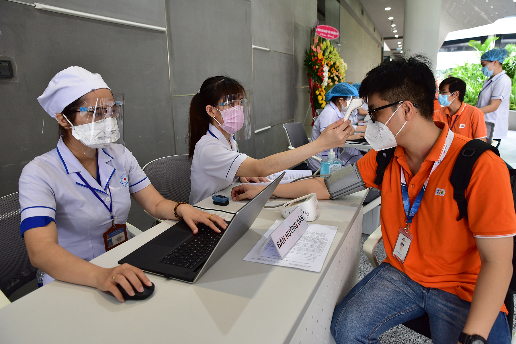 Đây là ngày đầu tiên TP.HCM bắt đầu đợt tiêm vắc xin phòng COVID-19 thứ 4, đợt lớn nhất từ đầu mùa dịch. Có khoảng 500 công nhân, nhân viên Khu công nghệ cao sẽ được tiêm vắc xin trong hôm nay. Trước khi vào tiêm, các nhân viên được khám sức khoẻ, khai báo thông tin…